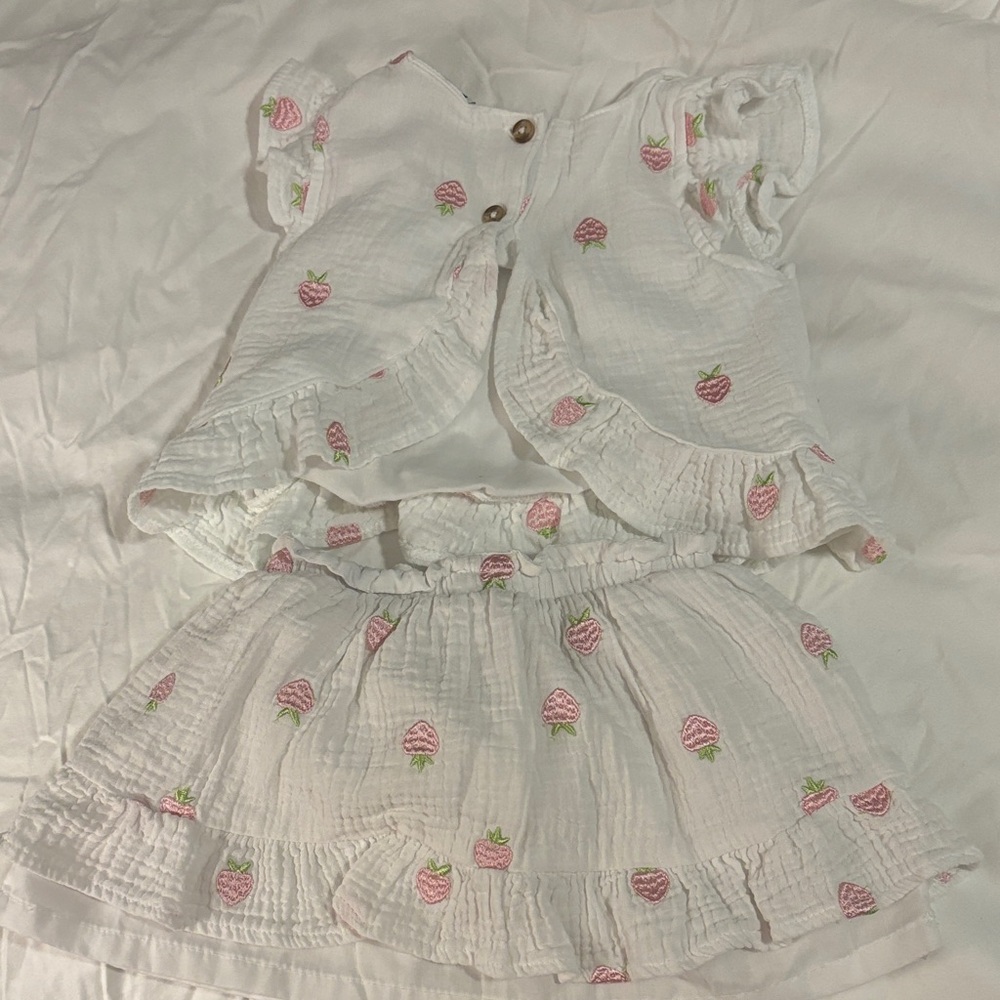 White Ruffled Strawberry Outfit - Picture 2 of 4